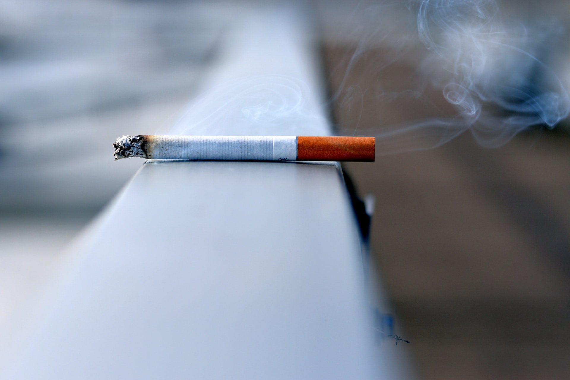 palenie papierosow na balkonie